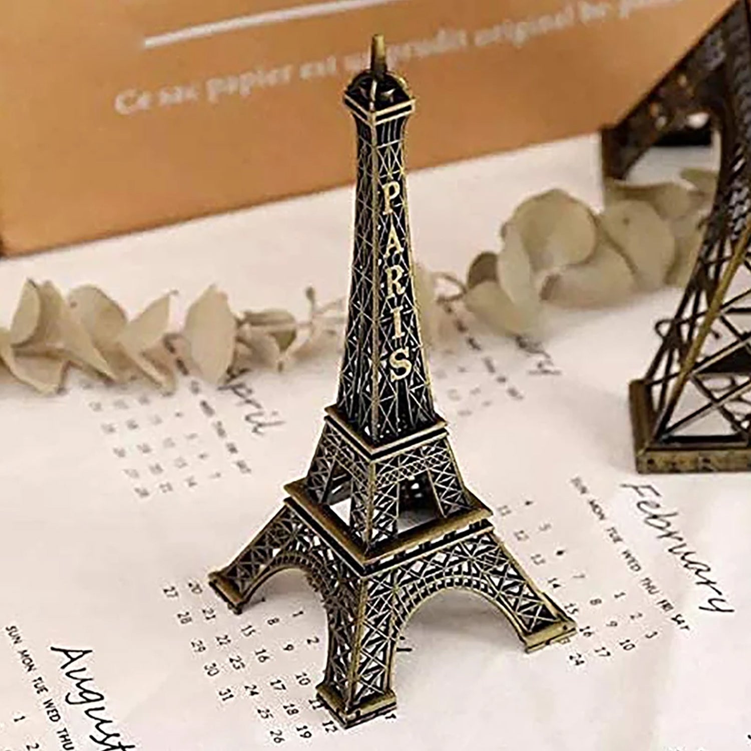 Antique Finish 3d Metal Paris Eiffel Tower Metal Craft Famous Landmark Building Metal Statue Showpiece. Home Decor